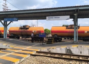 Stasiun Tebing Tinggi: Simpul Besi yang Memadukan Harum Lemang dan Roda Ekonomi CPO