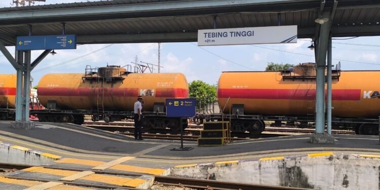 Stasiun Tebing Tinggi: Simpul Besi yang Memadukan Harum Lemang dan Roda Ekonomi CPO