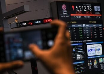 IHSG Terpeleset ke 8.220 Usai ‘PHP’ di Pembukaan, Analis: Pasar Terjepit Sentimen The Fed dan Rupiah yang Loyo