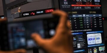 IHSG Terpeleset ke 8.220 Usai ‘PHP’ di Pembukaan, Analis: Pasar Terjepit Sentimen The Fed dan Rupiah yang Loyo