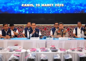 Keterangan Foto: Petugas memaparkan barang bukti operasional judi online jaringan Kamboja yang telah beroperasi selama 2 tahun di pusat Kota Medan, Kamis (26/3/2026) / Istimewa