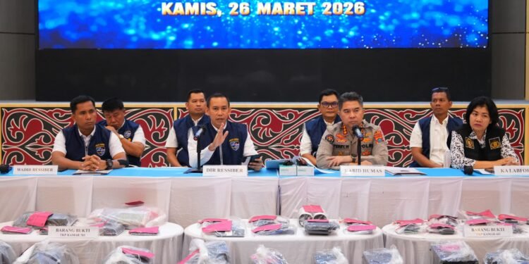 Keterangan Foto: Petugas memaparkan barang bukti operasional judi online jaringan Kamboja yang telah beroperasi selama 2 tahun di pusat Kota Medan, Kamis (26/3/2026) / Istimewa