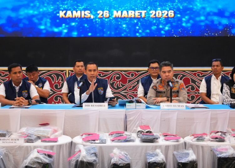 Keterangan Foto: Petugas memaparkan barang bukti operasional judi online jaringan Kamboja yang telah beroperasi selama 2 tahun di pusat Kota Medan, Kamis (26/3/2026) / Istimewa