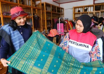 Pertamina Patra Niaga Sumbagut Dukung Sakkamadeha Kembangkan Tenun Ulos sebagai Kekuatan Ekonomi Kreatif Berkelanjutan