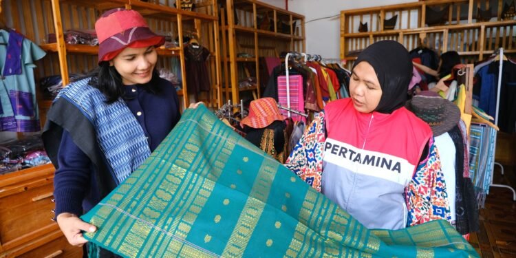 Pertamina Patra Niaga Sumbagut Dukung Sakkamadeha Kembangkan Tenun Ulos sebagai Kekuatan Ekonomi Kreatif Berkelanjutan