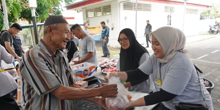Berbagi Berkah Iduladha: Pertamina Patra Niaga Sumbagut Salurkan 163 Sapi dan 98 Kambing untuk Masyarakat