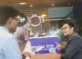 Head of Digital Banking and Marketing Communications PT Bank Muamalat Indonesia Tbk Dadang Rohandi (kanan) menjelaskan kepada nasabah tentang fitur Kurban Online di aplikasi mobile banking Muamalat DIN di Jakarta, Senin (25/5/2026)