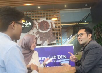 Head of Digital Banking and Marketing Communications PT Bank Muamalat Indonesia Tbk Dadang Rohandi (kanan) menjelaskan kepada nasabah tentang fitur Kurban Online di aplikasi mobile banking Muamalat DIN di Jakarta, Senin (25/5/2026)