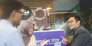 Head of Digital Banking and Marketing Communications PT Bank Muamalat Indonesia Tbk Dadang Rohandi (kanan) menjelaskan kepada nasabah tentang fitur Kurban Online di aplikasi mobile banking Muamalat DIN di Jakarta, Senin (25/5/2026)