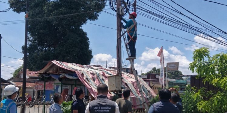 PLN Icon Plus dan Stakeholder Padang Lawas Tertibkan Kabel Liar di Tiang Listrik