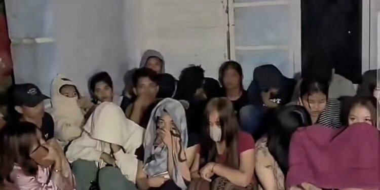 Resah dengan Aktivitas Mencurigakan! Warga Gerebek Rumah Kos di Padangsidempuan: 39 Orang Diamankan