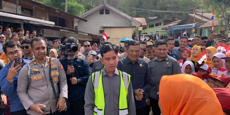 Bupati Gayo Lues Suhaidi Sambut Wapres Gibran Tinjau Jembatan Viral di Kendawi, Bawa Bantuan untuk Siswa