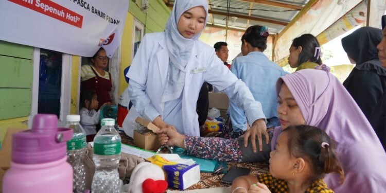 Pertamina Patra Niaga Gelar Pengobatan Gratis dan Trauma Healing untuk Korban Banjir Padang