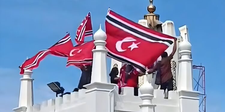 Bentrok Iringi Pengibaran Bulan Bintang di Aceh