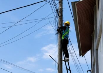 Jelang Musim Hujan, PLN Icon Plus Sumbagut Rapikan Jaringan Fiber Optik di Desa Ujung Serdang, Tanjung Morawa