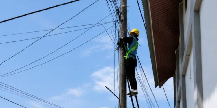Jelang Musim Hujan, PLN Icon Plus Sumbagut Rapikan Jaringan Fiber Optik di Desa Ujung Serdang, Tanjung Morawa