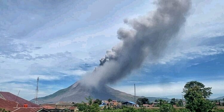 Status Gunung Sinabung Naik ke Level III Siaga Usai Erupsi Dahsyat 3,5 Kilometer