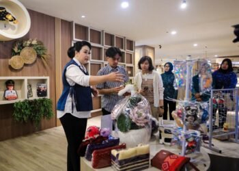 Dari Ulos hingga Eco Print, Tim Uniqlo Turun Langsung Kurasi Produk Lokal Kota Medan