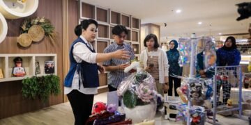 Dari Ulos hingga Eco Print, Tim Uniqlo Turun Langsung Kurasi Produk Lokal Kota Medan