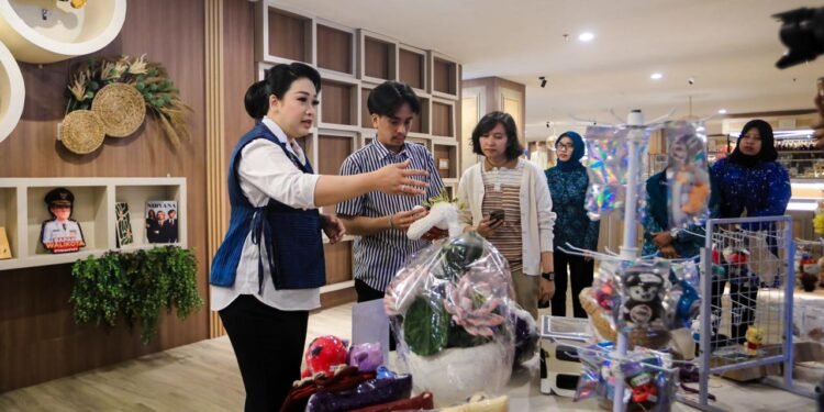 Dari Ulos hingga Eco Print, Tim Uniqlo Turun Langsung Kurasi Produk Lokal Kota Medan