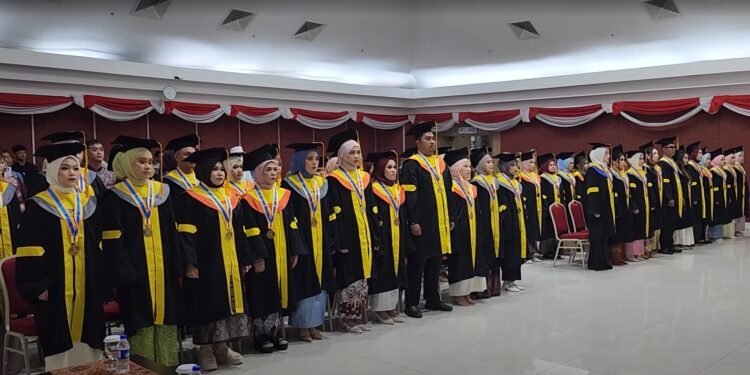 Wisuda UT di KBRI Kuala Lumpur: Haru dan Bangga Pejuang Ilmu Lintas Negara