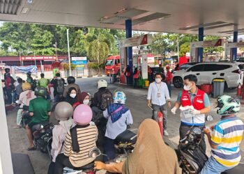 Padang Diselimuti Kabut Asap Karhutla Kiriman, Pertamina Patra Niaga Sumbagut Distribusikan Ribuan Masker