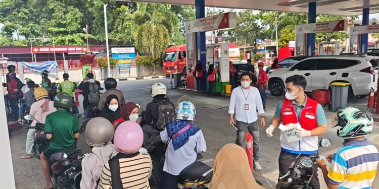 Padang Diselimuti Kabut Asap Karhutla Kiriman, Pertamina Patra Niaga Sumbagut Distribusikan Ribuan Masker
