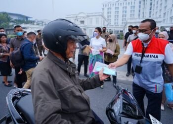 Pertamina Patra Niaga Sumbagut Bagikan 2.200 Masker, Dukung Kesehatan Masyarakat di Tengah Kabut Asap Medan