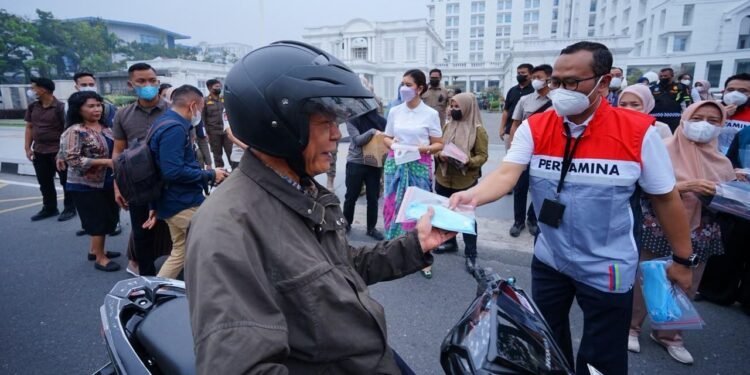 Pertamina Patra Niaga Sumbagut Bagikan 2.200 Masker, Dukung Kesehatan Masyarakat di Tengah Kabut Asap Medan